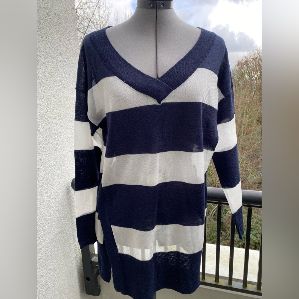 V-Neck Long Sleeved Wool Blend Womens Nautical Navy & Blue Sweater
Size 40 or M